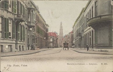 <p>Ansichtkaart van de Marspoortstraat uit 1904, met links Marspoortstraat 1 (RAZ). </p>
